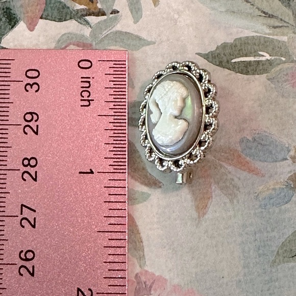 Vintage Petite Gray Cameo Brooch/Pin Mid Century Modern Silver Tone - Picture 4 of 8